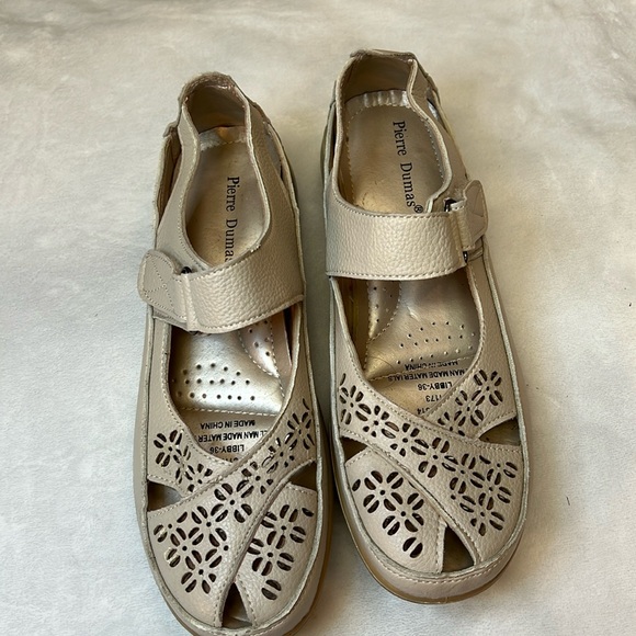 Pierre Dumas Libby Eyelet Sandal flats. Size 8. EUC. Cream. Heal to toe 10 1/2” - Picture 1 of 6
